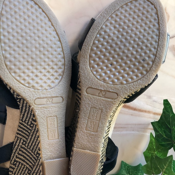 Shoes - Picture 7 of 8